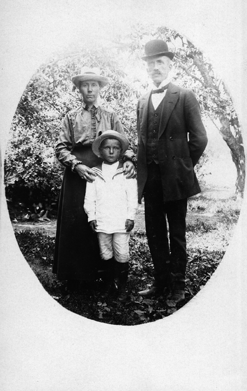 Wilhelm och Hulda Andersson med sonen Artur.