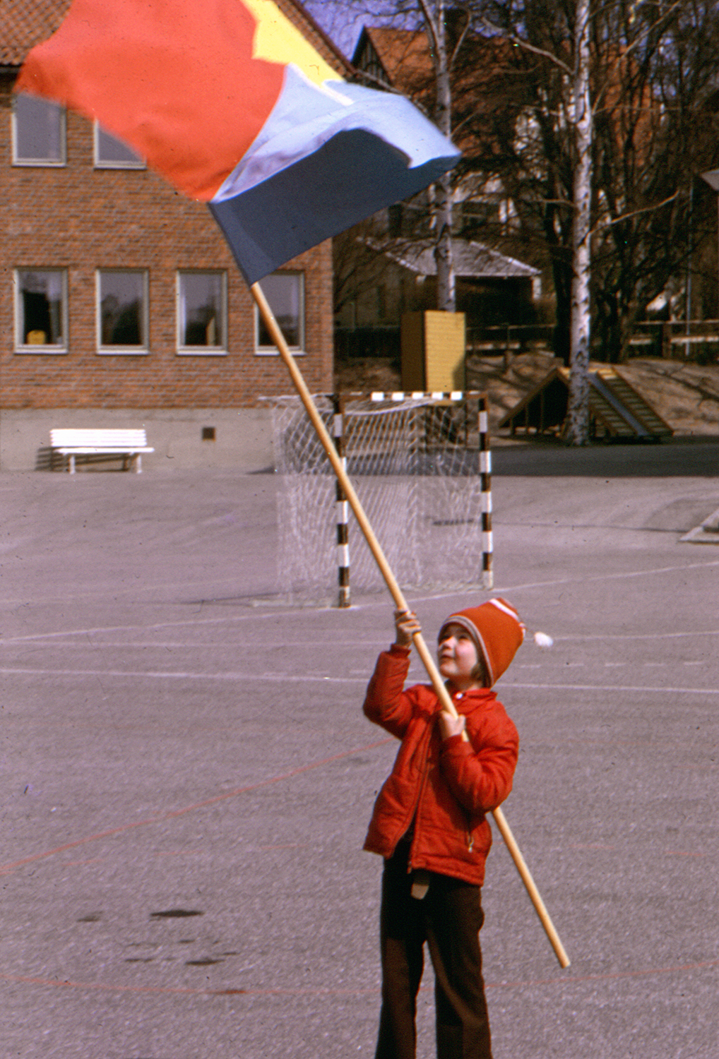 SLM D05-513 - Anette med FNL-flagga ca 1975