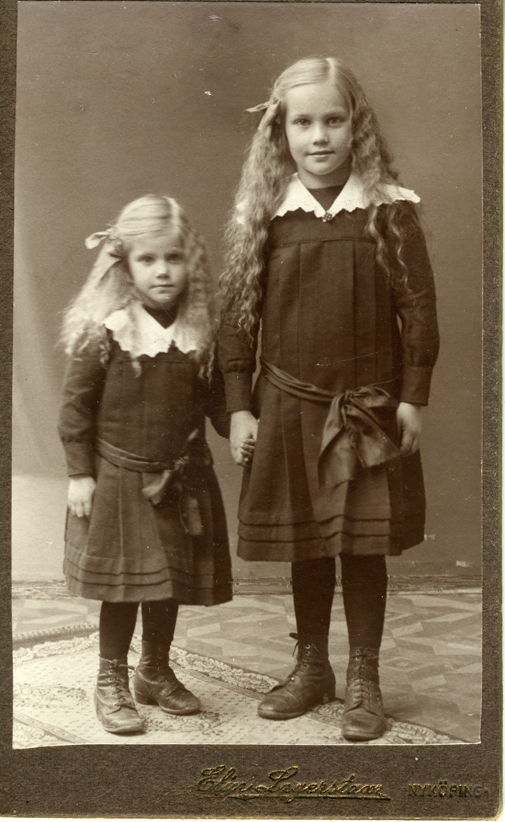Helga (f. 1916) och Ingeborg (f.1919) Malmkvist...