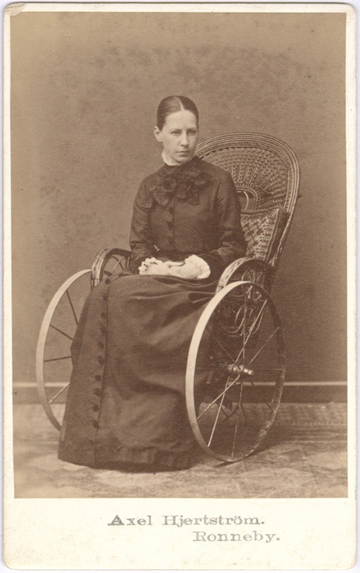SLM M032272 - Okänd kvinna i rullstol, foto från 1880-talet