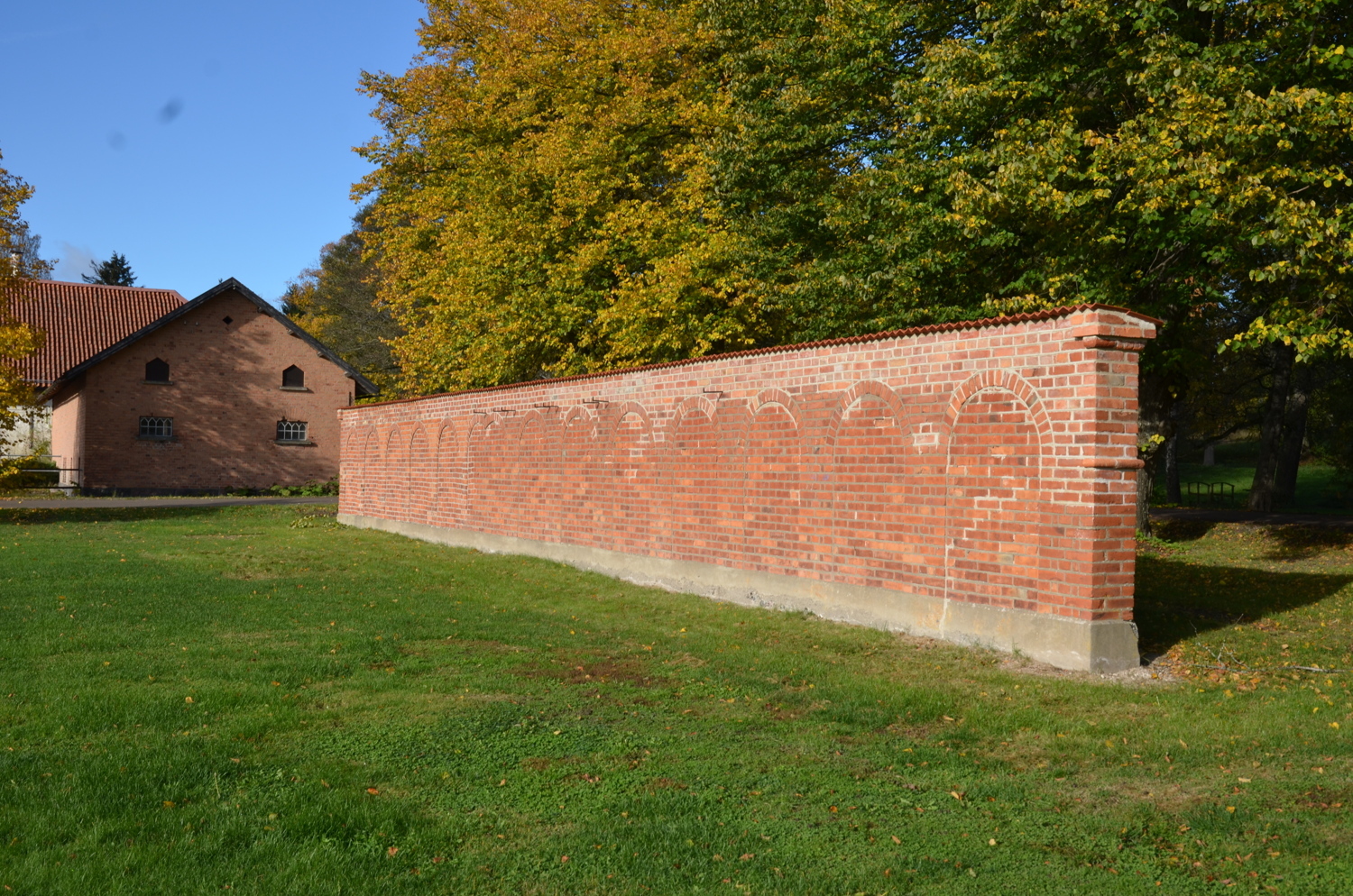 Muren från sydost efter renovering.