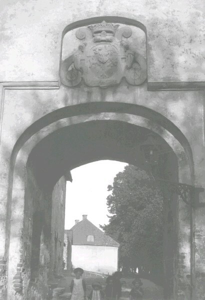 Porten med hertig Karls vapen, Före restaurerin...