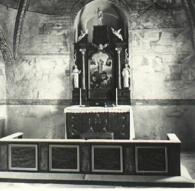 Koret med altaret och altarskåpet med prägel fr...