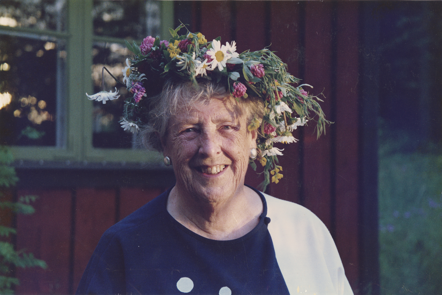 Hervor Wester (1909-2005) med blomsterkrans vid...