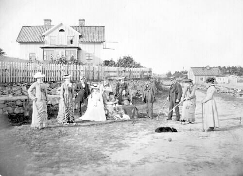 Krocket i gamla Oxelösund omkring år 1878. Fami...