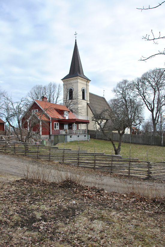 Tuna kyrka,  kyrkmiljö öster om kyrkan