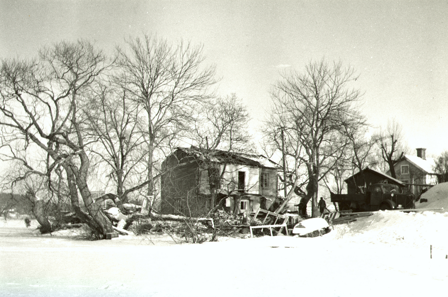 I febr. 1956 revs den gamla smedjan och bostads...