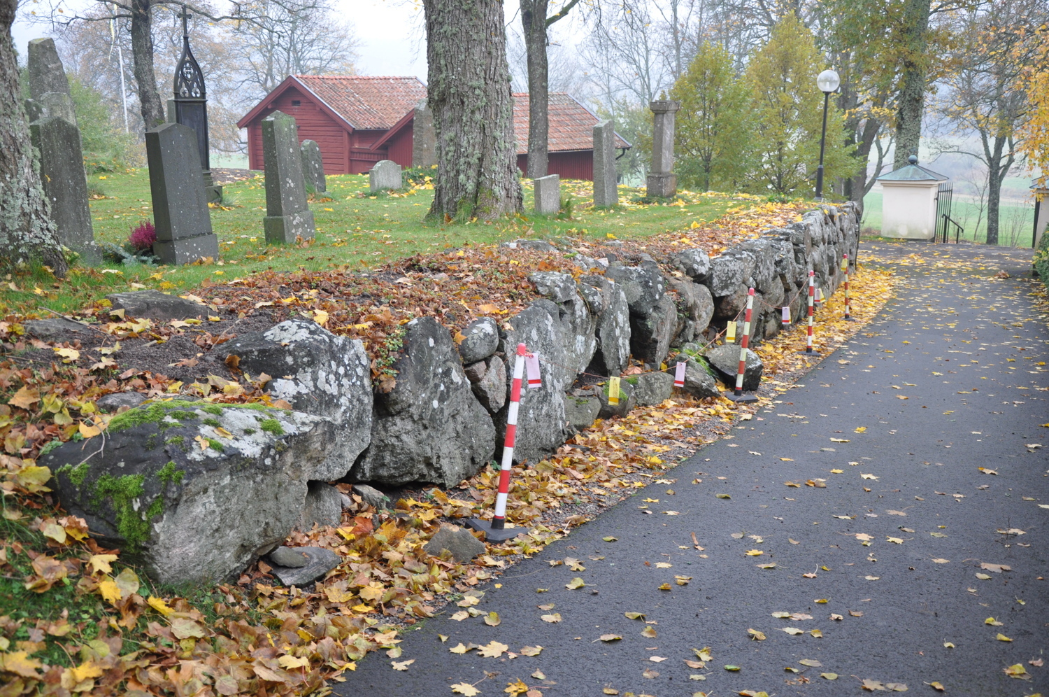 Kyrkogårdsmuren sedd från norr innan åtgärder.