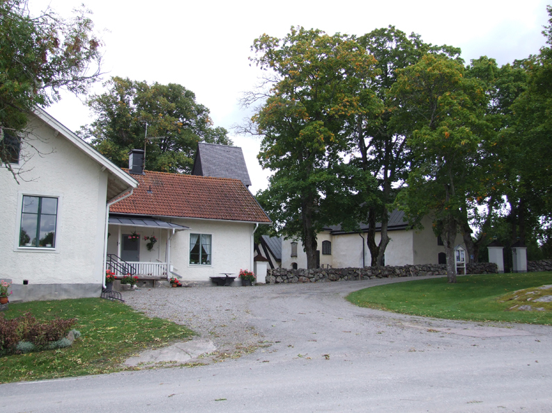 Bärbo kyrka, kyrkmiljön nordväst om kyrkan