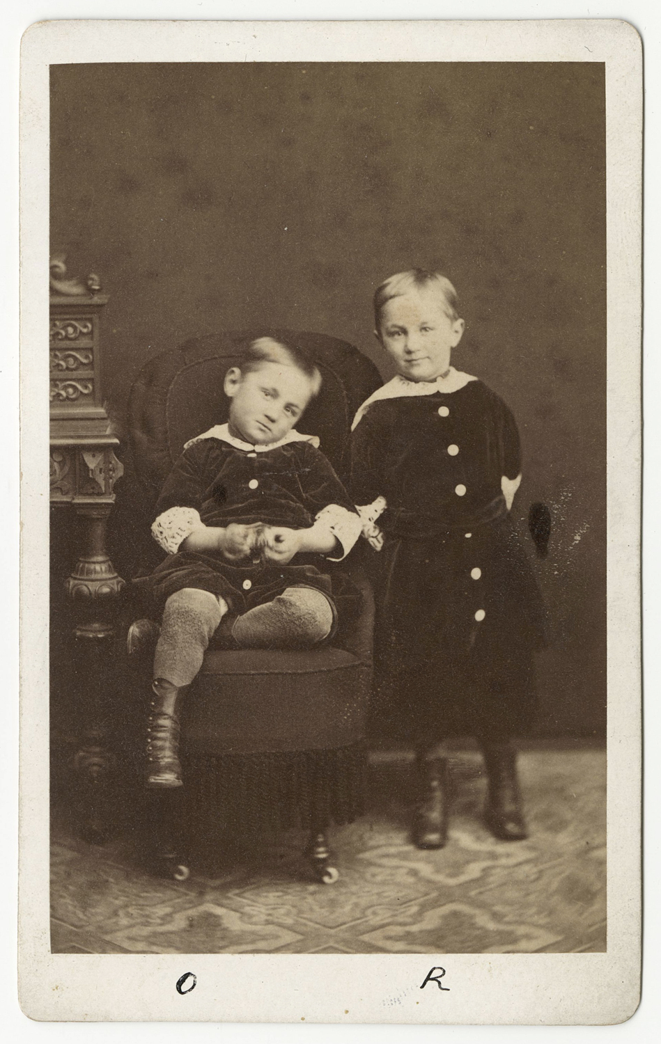 Två barn i ateljé. Foto från Nykjøbing p.F. i D...