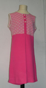 SLM 33024 - Klänning i rosa syntetmaterial med mönsterstickat liv i vitt och rosa