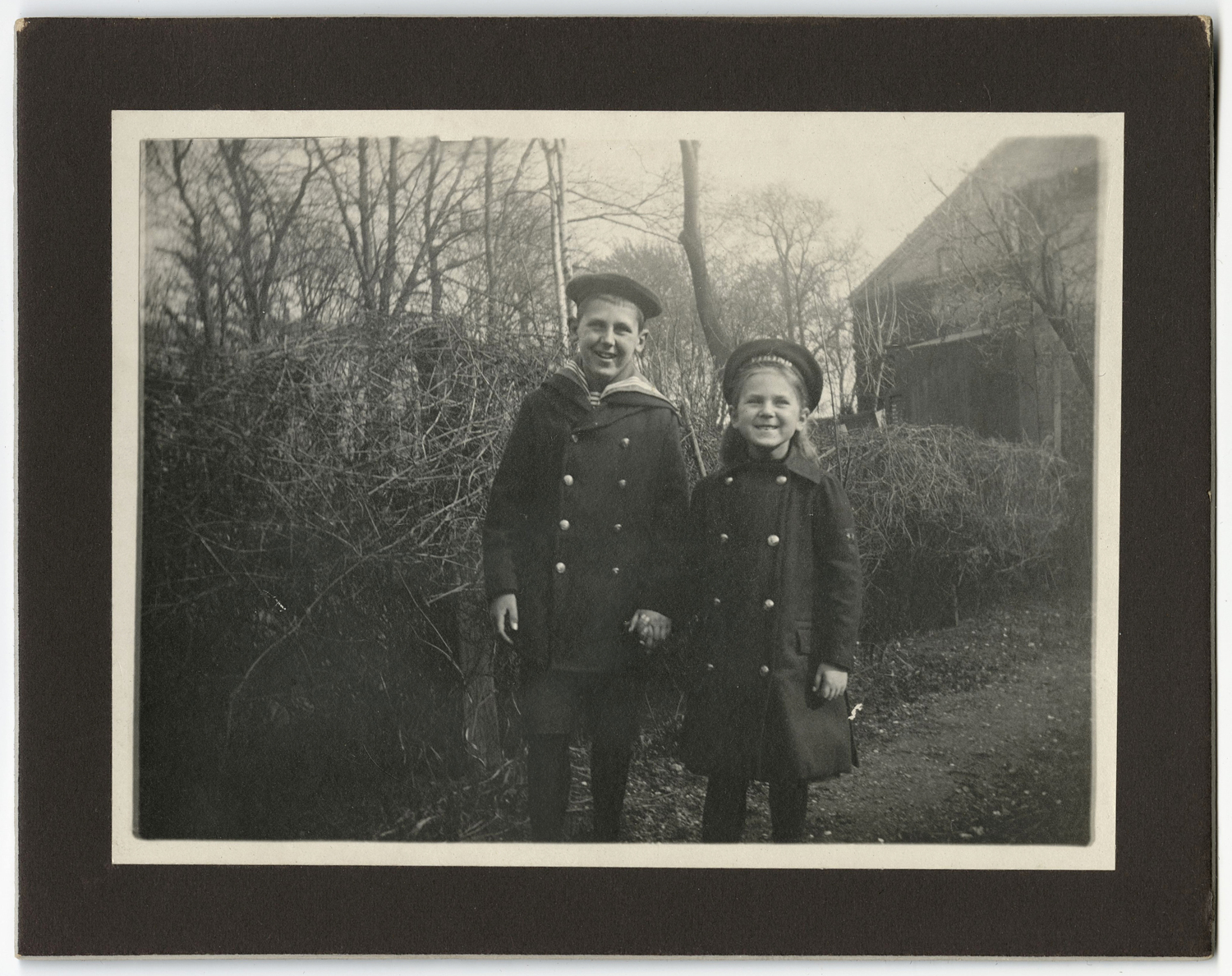 Två barn i sjömanskostym, tidigt 1900-tal.
