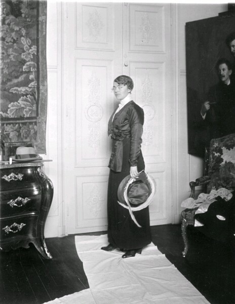 Hilda Österman vid bostadens ena dörr.