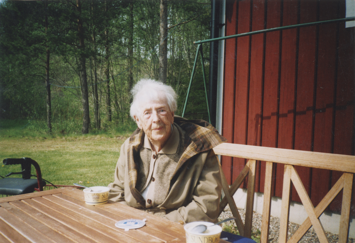 Hervor Wester (1909-2005) äter glass utanför pe...