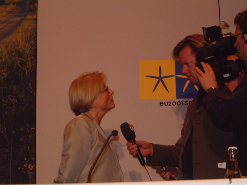 Anna Lindh i samtal med pressen under EU:s utri...