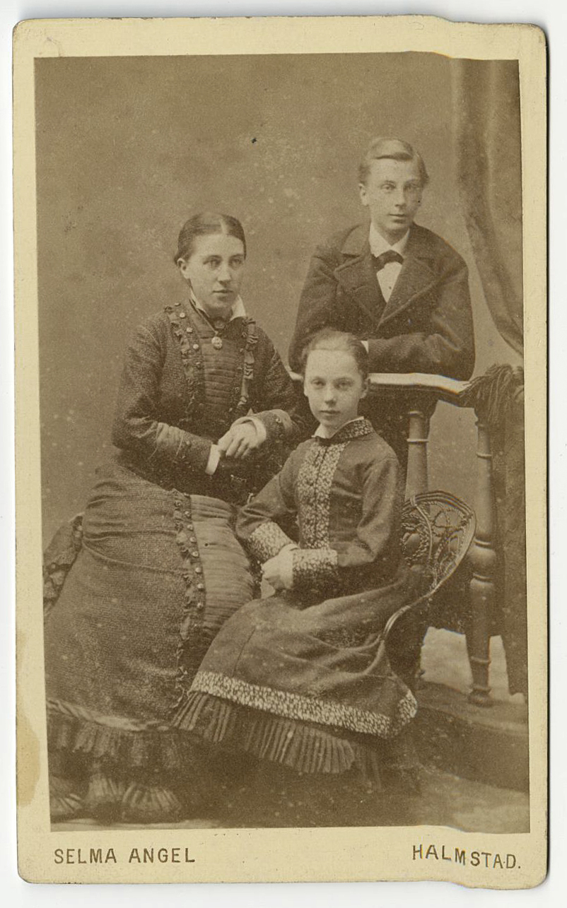 Gruppfoto med kvinna, ung man och flicka, Halms...