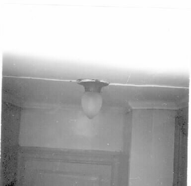 Detalj av lampa i nedre hallen (farstu).