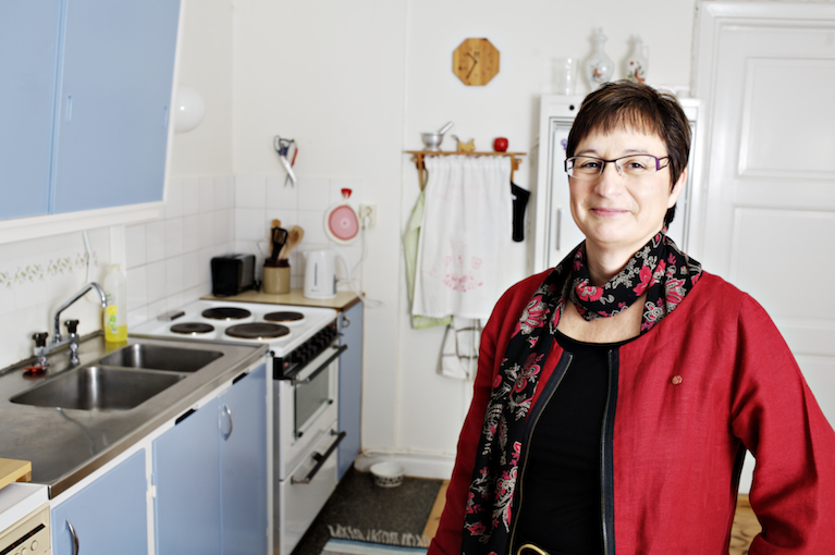 Elisebeth Markström i köket på kvinnojourens Mi...