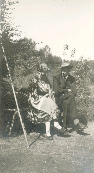 Kvinna och man sittande på bänk.