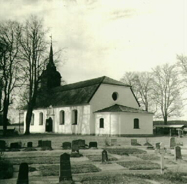 Lerbo kyrka från 1767 med kyrkogård och sakrist...
