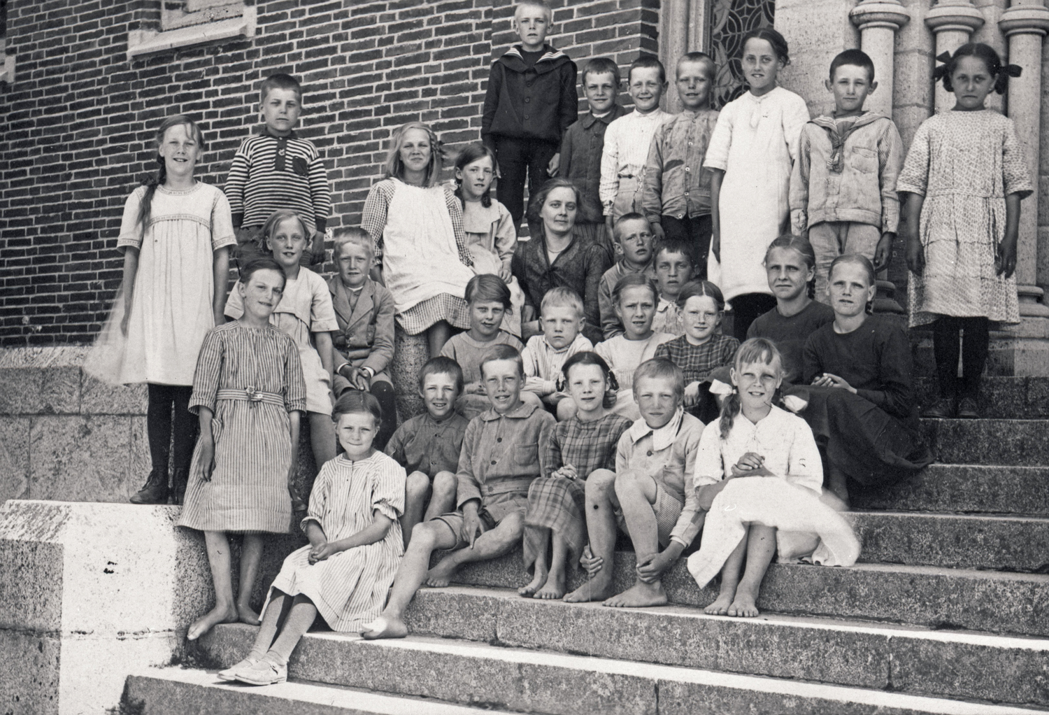Skolbarn vid Floda kyrka i början på 1920-talet...
