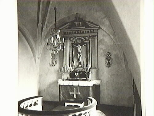 Koret med altaret samt altartavlan som framstäl...