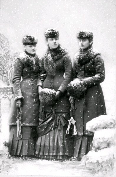 Tre okända kvinnor i vintermiljö.