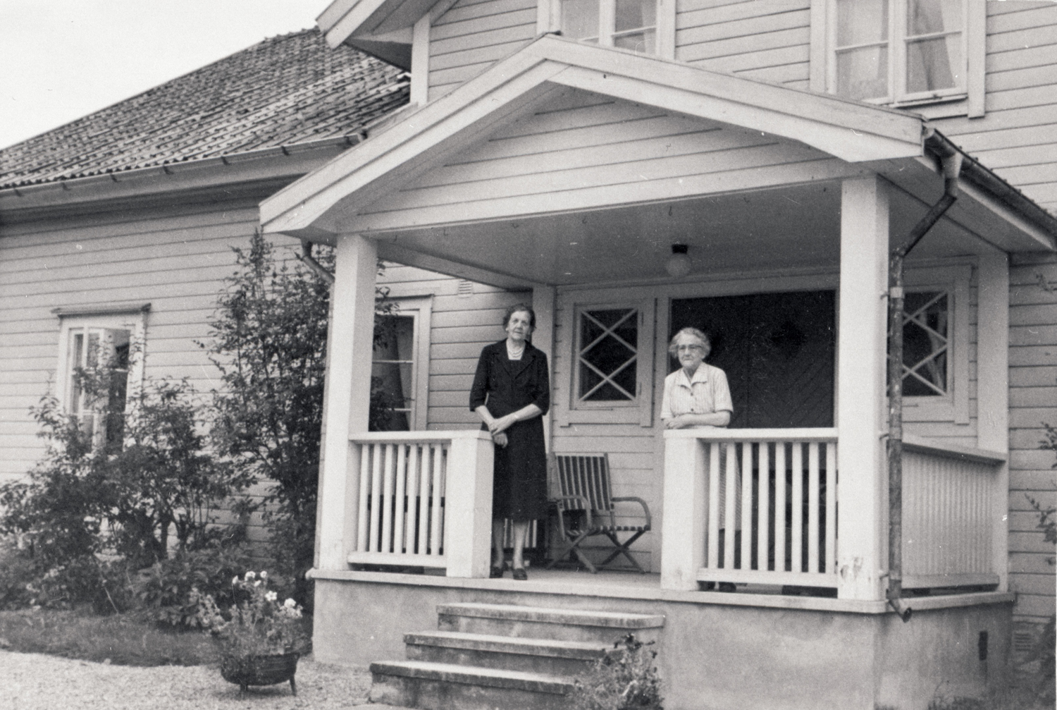 Fröken Nanny Eriksson (1893-1988) med sin gamla...