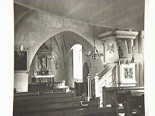 Lästringe kyrka med altartavla och predikstol s...
