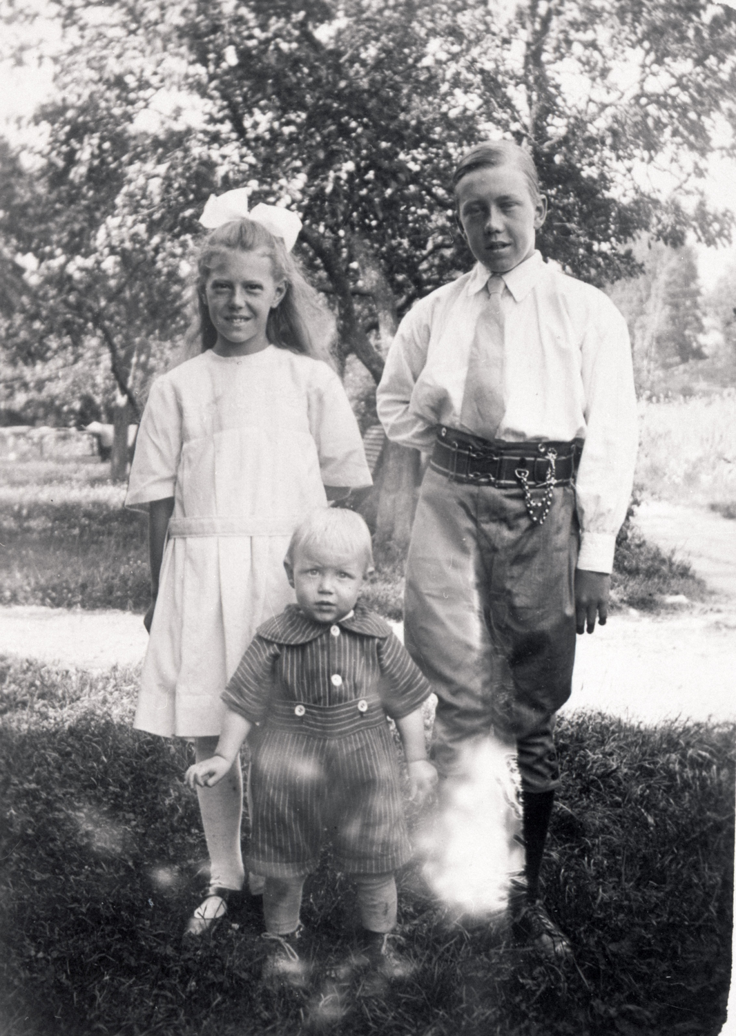 Majken (f.1912), Ragnar (f.1910) och lille Karl...