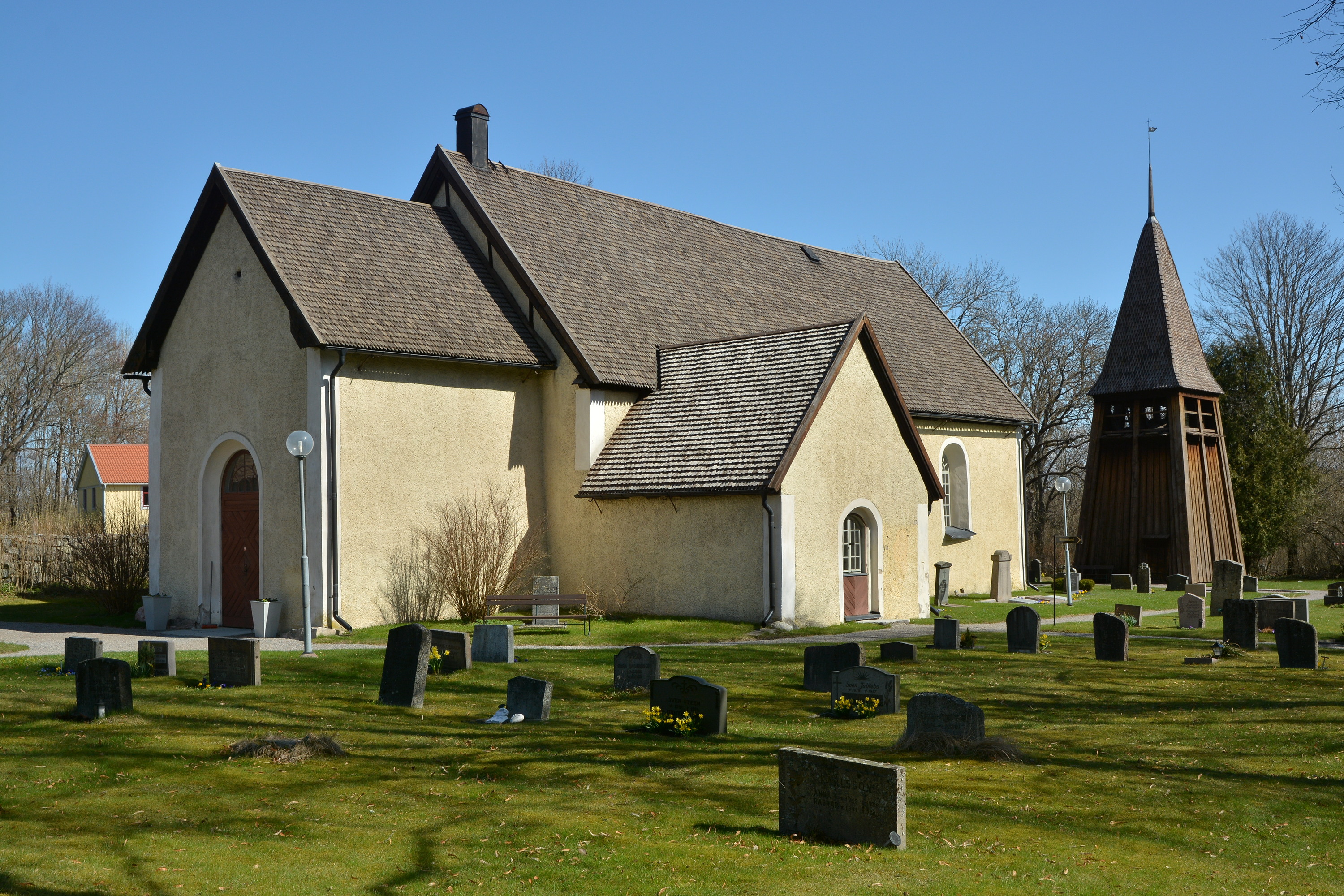 Härads kyrka från sydväst den 21 april 2016 i s...