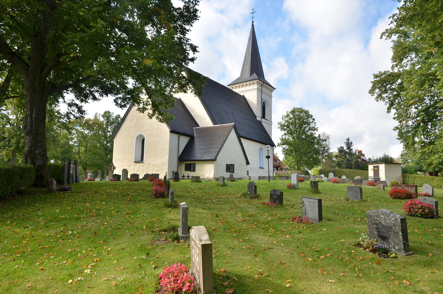 Tuna kyrka sedd från nordost. Kyrkogården nordo...