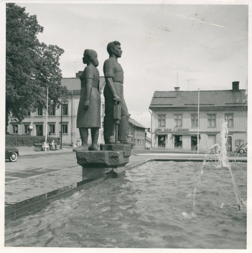 Torgbrunnen i Nora gjord av skulptören Emil Näs...