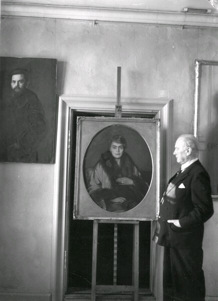 Sten Boethius framför ett porträtt av Hilda Öst...