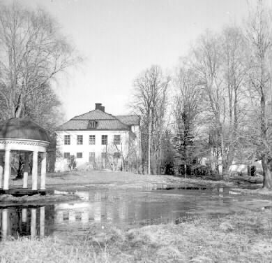 Stjärnholms slott med lusthus år 1944.