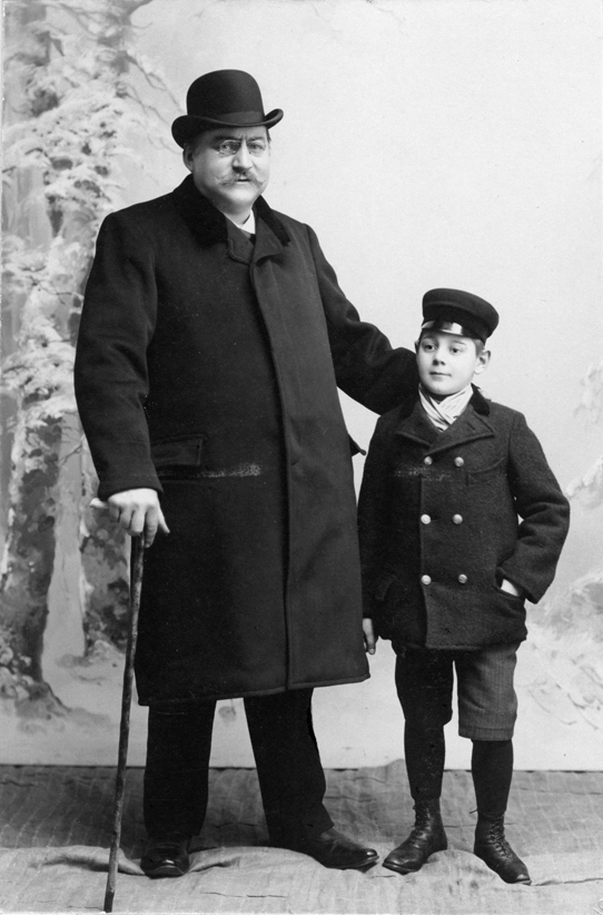 Hattmakare Edvard Pettersson med sonen Knut, se...