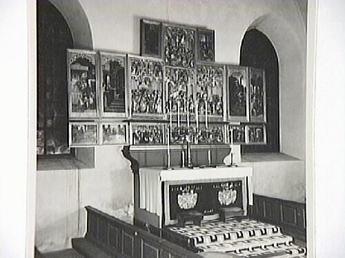 Altaret i koret med altarskåpet, s.k. 