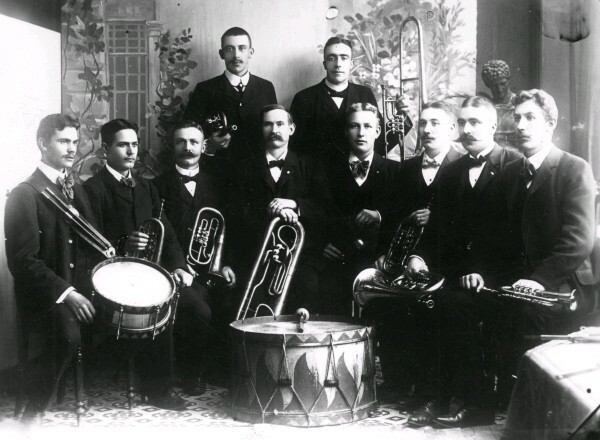 Åkers musikkår omkring år 1910. I mitten står A...