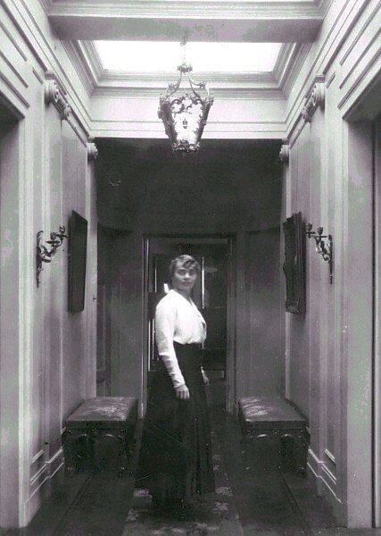 Hilda Österman står i hallen.