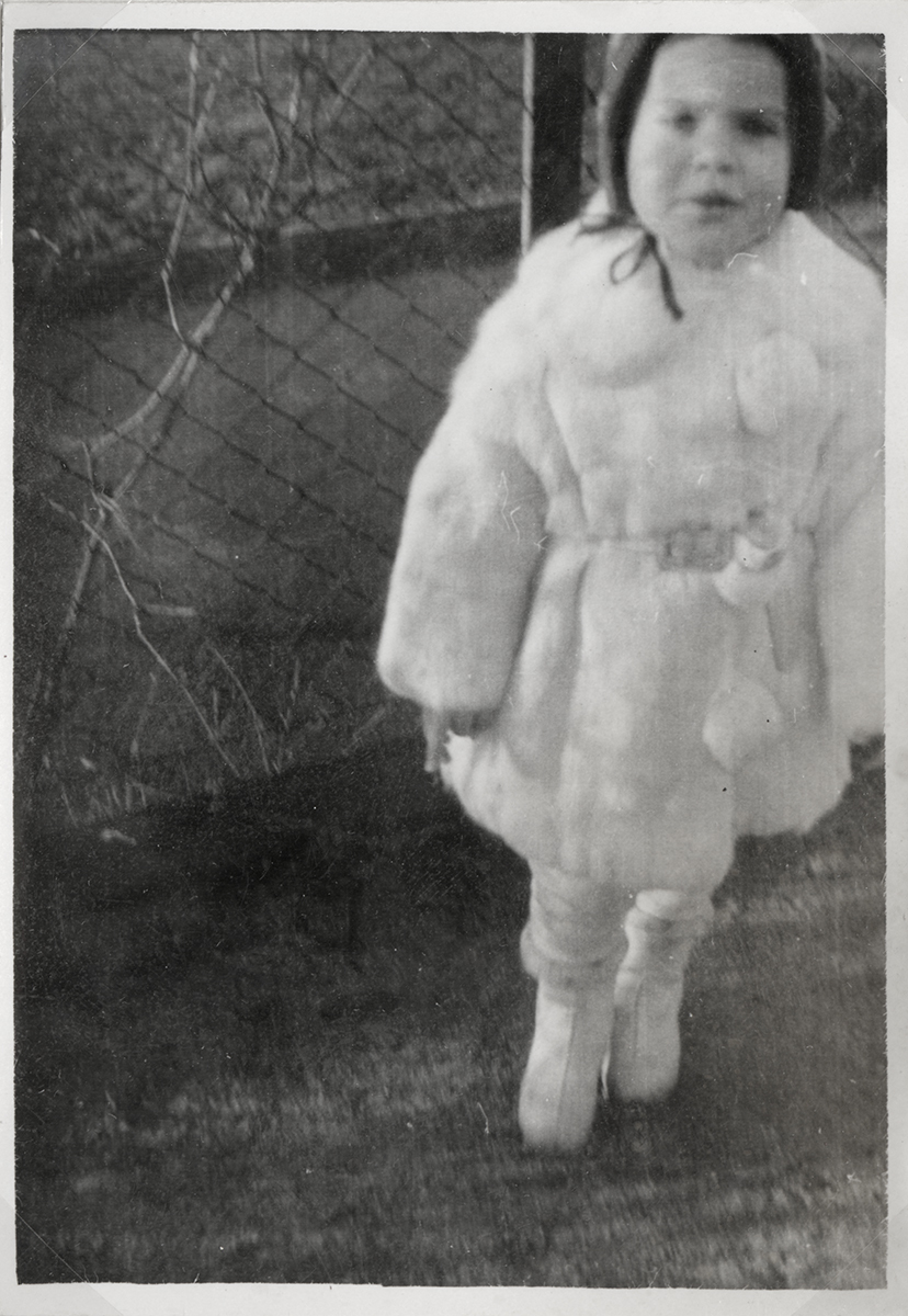 Yvonne Wohlin i kaninpäls på 1940-talet