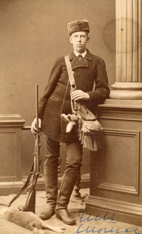 En stolt ung Nils Mörner (1871-1934) med en fäl...