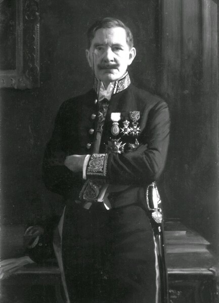 Självpotrait på G. Bernhard Österman i uniform.