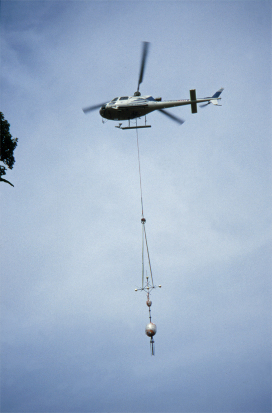Helikopter lyfter tillbaka järnkorset från Jäde...