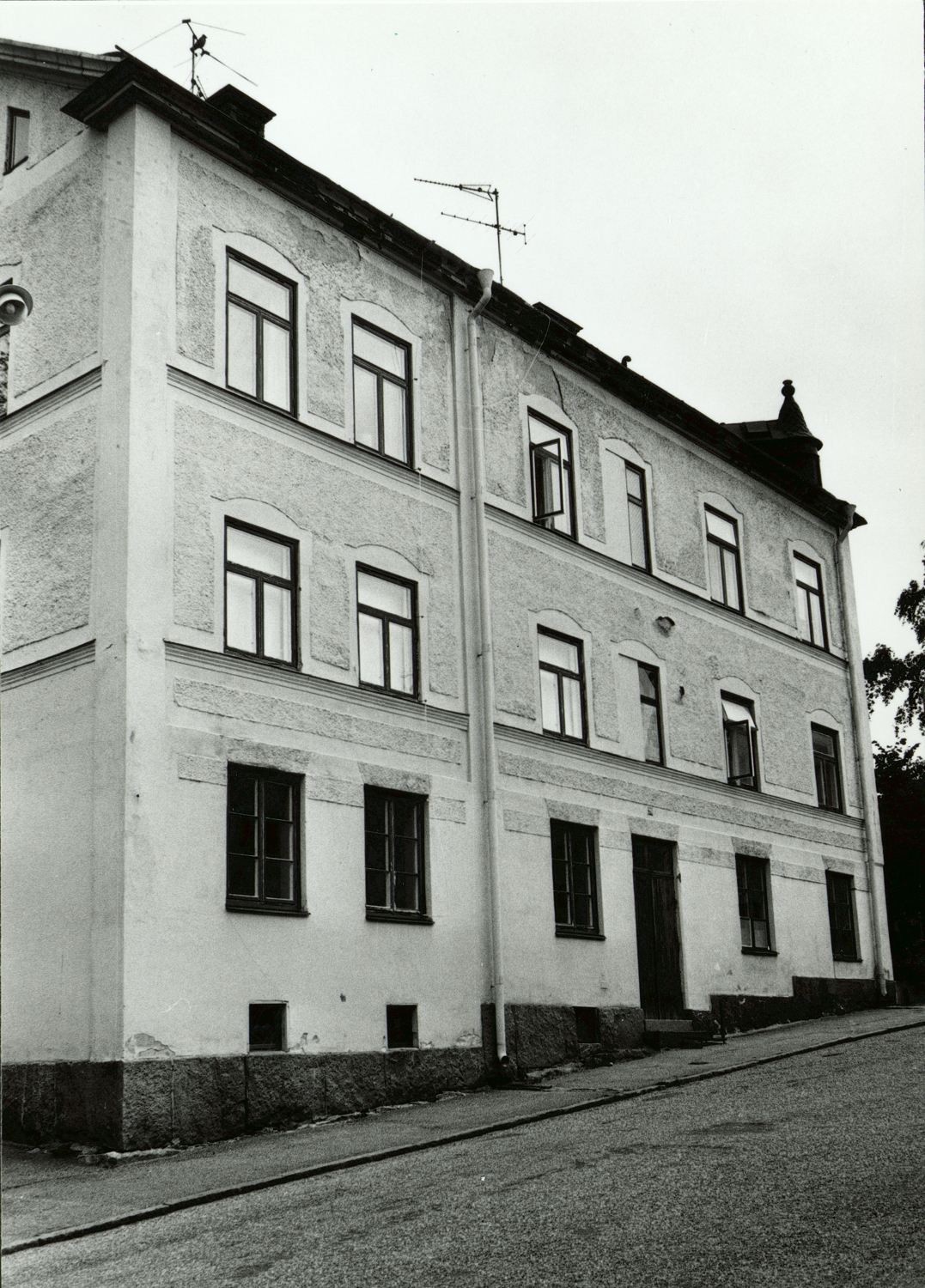 Klostergatan 26, fasad mot Klostergatan från sy...