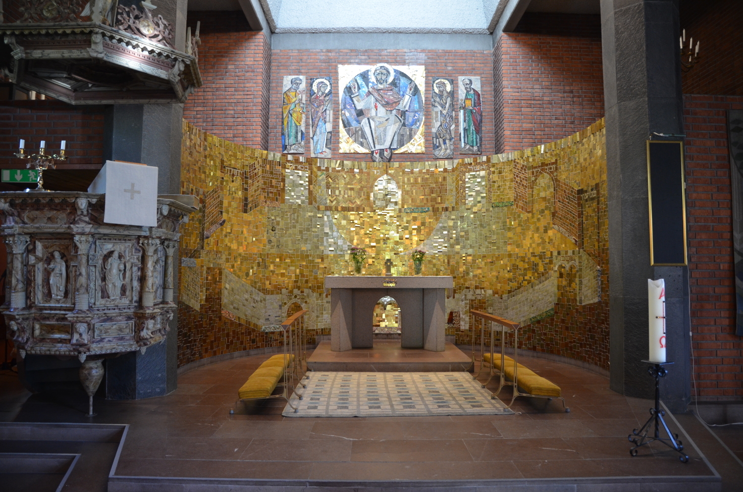 Guldmosaiken i koret och predikstolen innan kon...