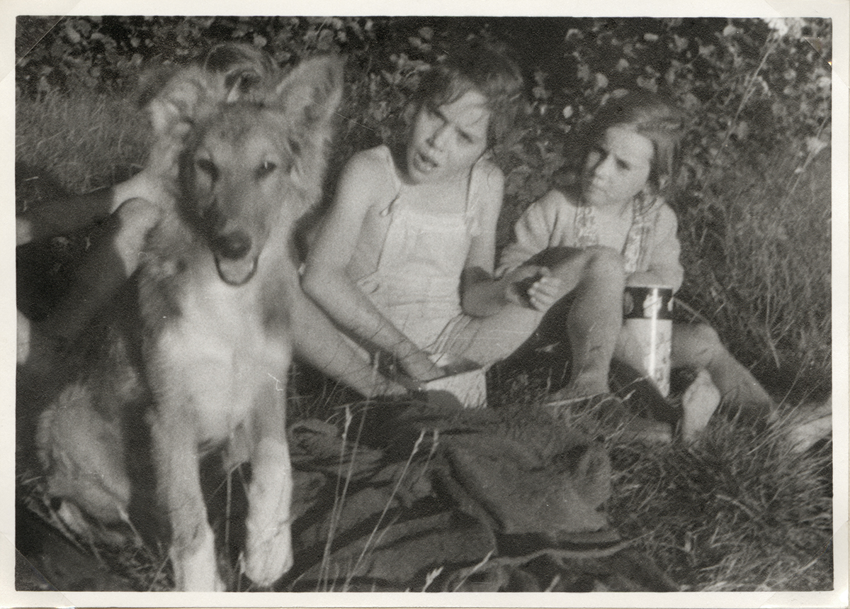 Systrarna Yvonne och Suzanne Wohlin med hunden ...