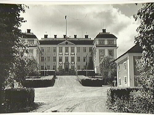 Ericsbergs slott, huvudbyggnaden och en av flyg...