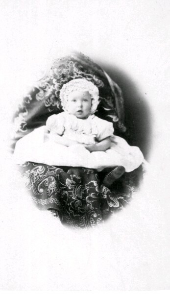 Mor Clara Sandströmmer som barn.