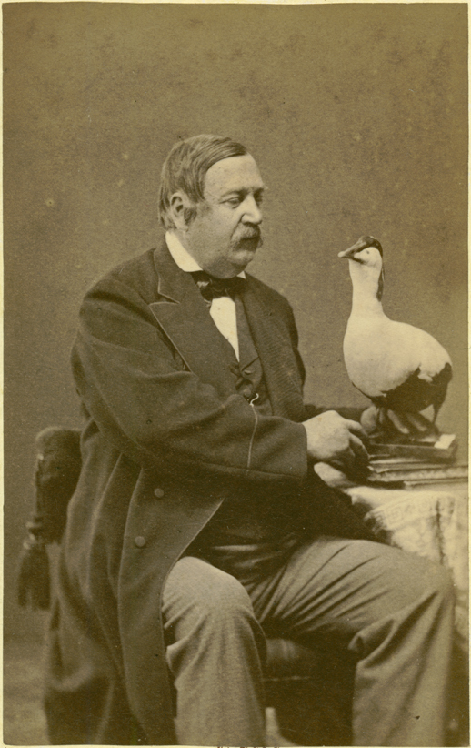 Doktor Gustaf Lundqvist med uppstoppade fågel.