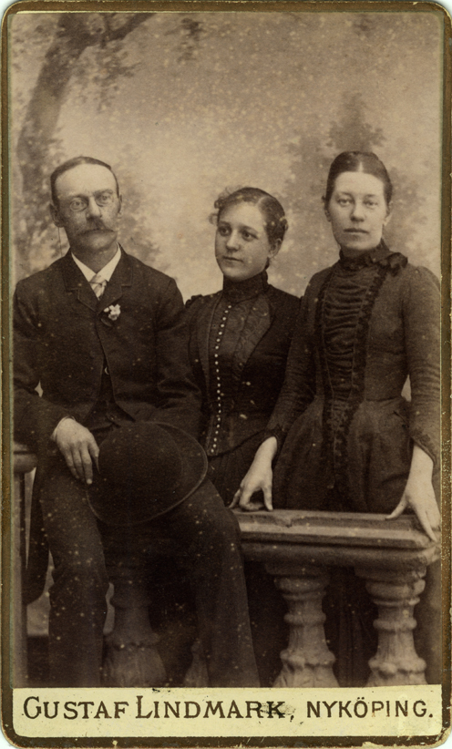 Gustaf Holmberg med familjen, eventuellt syster...
